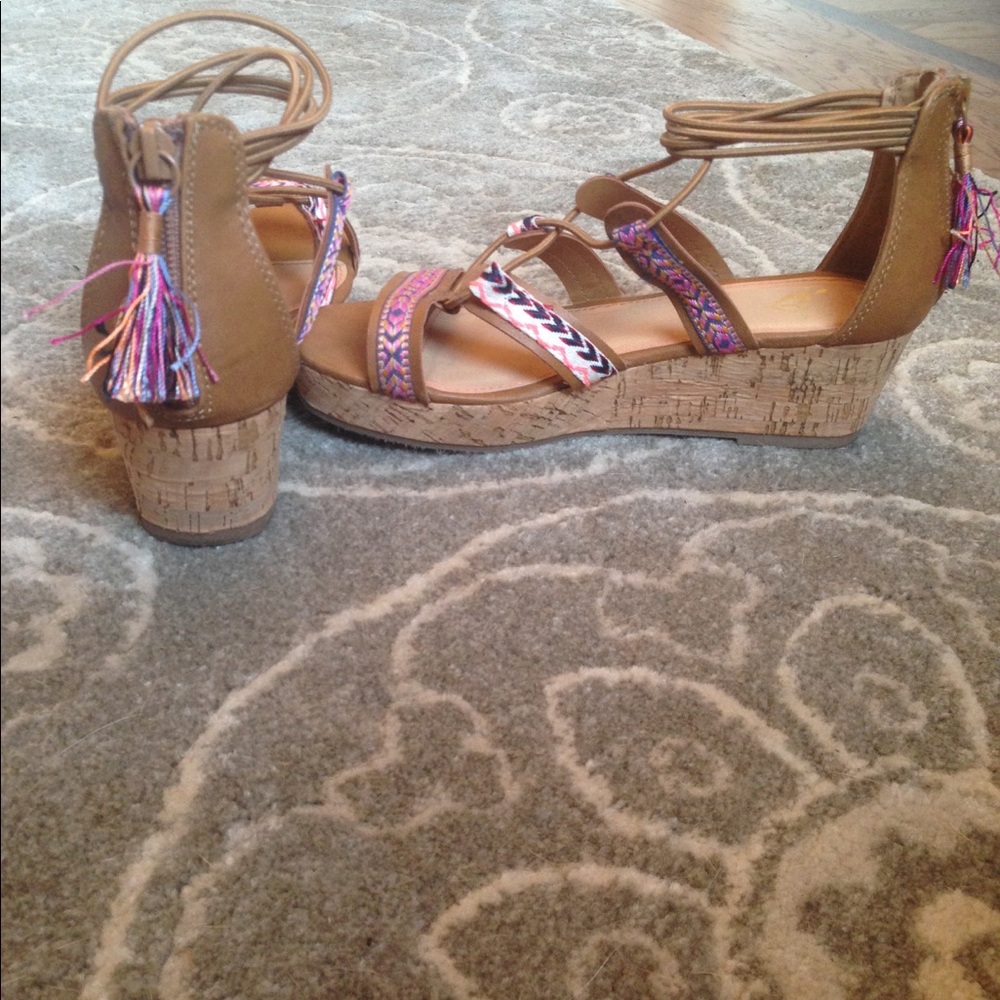 Size 3 wedges from justice, good condition.😊